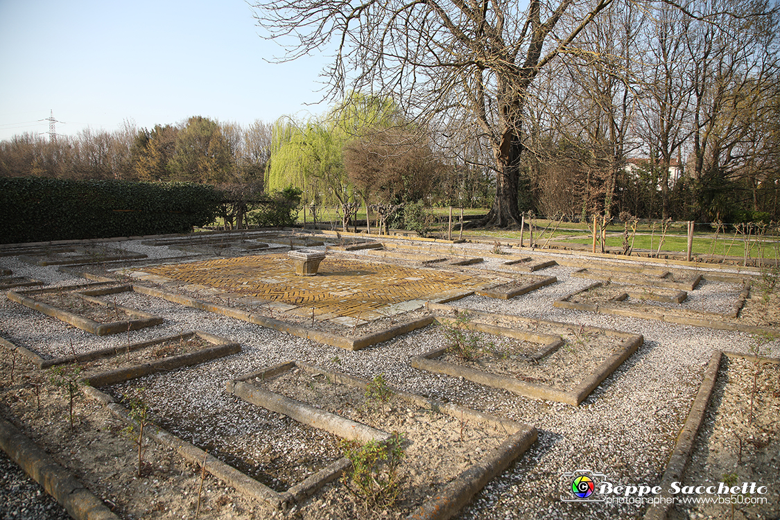 VBS_6969 - Villa Foscari detta La Malcontenta - Mira (Venezia).jpg - VILLA FOSCARI detta LA MALCONTENTA Villa veneta a Mira (Venezia) progettata da Andrea Palladio nel 1559 per i fratelli Nicolò e Alvise Foscari, appartenenti a una delle famiglie più potenti della Repubblica di Venezia. La residenza ha un carattere maestoso e imponente. L'edificio fu voluto da Nicolò Foscari (proprietario della celebre Ca' Foscari sul Canal Grande),